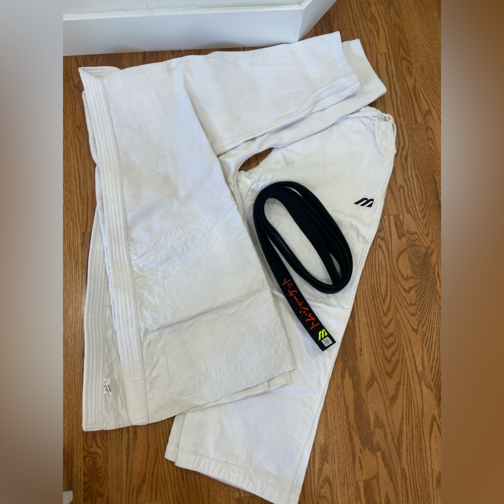 Mizuno Gi full set - Jacket 5.5, pants 4 and belt like new